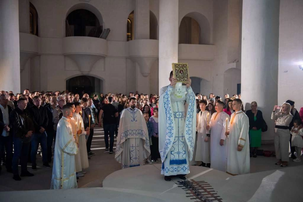 Pravoslavni vjernici dočekali Vaskrs u sabornoj crkvi Svete Trojice u Mostaru
